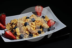Corn flakes with fresh berries