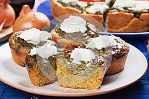 Corn pone with spinach and cream