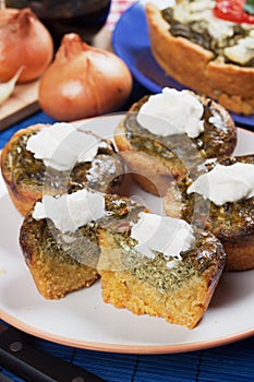 Corn pone with spinach and cream