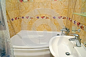 Corner bath and sink in the bathroom