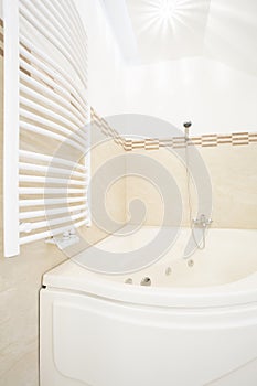 Corner bathtub and radiator