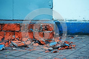 The corner of the brick plinth collapsed due to the impact of the external environment.