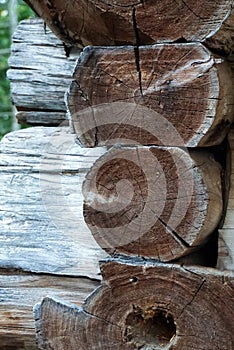 Corner interlocking logs