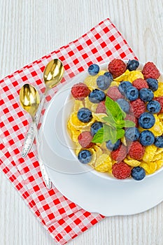 Cornflakes, breakfast of cornflakes and berries