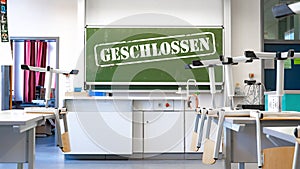 CORONAVIRUS - Leeres Klassenzimmer  Physikraum  mit hochgestellten StÃ¼hlen und weiÃŸem