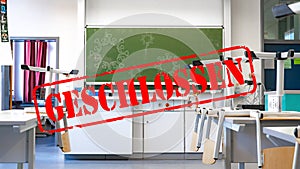 CORONAVIRUS - Panorama von leerem Klassenzimmer  Physikraum  mit hochgestellten StÃ¼hlen und