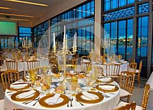 Corporate Event Tables Golden Decoration, Dinner Party with Ocean view, Lecture Banquet