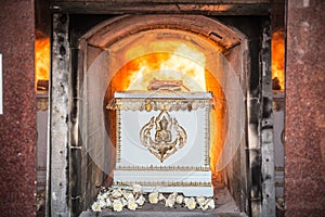 The corpse in the coffin is burning in the cremate