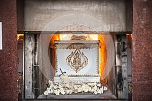 The corpse in the coffin is burning in the cremate