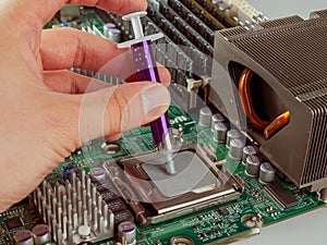 Correct application of thermal conductive paste to the cover of a computer or server circuit before installing the radiator of the