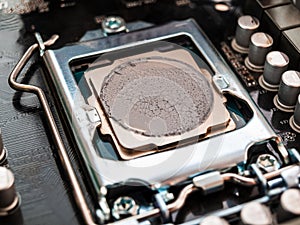 Correct application of thermal conductive paste to the cover of a computer or server circuit before installing the radiator of the