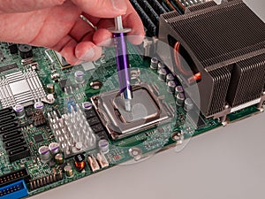Correct application of thermal conductive paste to the cover of a computer or server circuit before installing the radiator of the