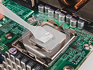 Correct application of thermal conductive paste to the cover of a computer or server circuit before installing the radiator of the