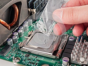 Correct application of thermal conductive paste to the cover of a computer or server circuit before installing the radiator of the