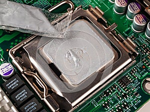 Correct application of thermal conductive paste to the cover of a computer or server circuit before installing the radiator of the