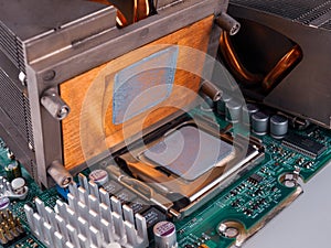 Correct application of thermal conductive paste to the cover of a computer or server circuit before installing the radiator of the