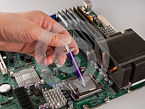 Correct application of thermal conductive paste to the cover of a computer or server circuit before installing the radiator of the
