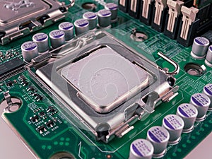 Correct application of thermal conductive paste to the cover of a computer or server circuit before installing the radiator of the