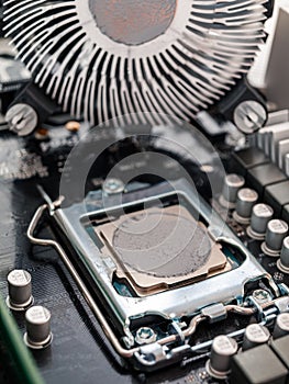 Correct application of thermal conductive paste to the cover of a computer or server circuit before installing the radiator of the