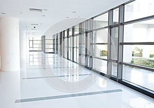 Koridor z kancelária budova 
