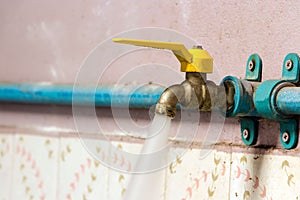 Corrode brass faucet is turned on, the water flow is very strong.