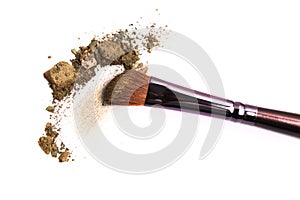 Cosmetic brush and crushed mixed color eyeshadow