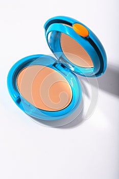 Cosmetic compact powder box