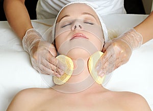 Cosmetic procedure in the beauty salon