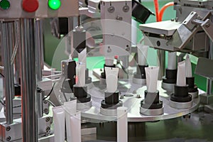 Cosmetic tubes filling and sealing machine