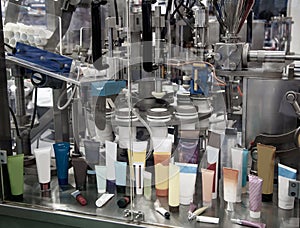 Cosmetic tubes filling and sealing machine