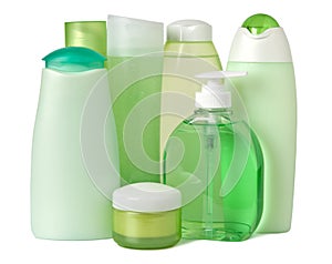 Productos cosméticos en verde contenedores 