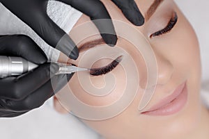 Cosmetologist making permanent makeup