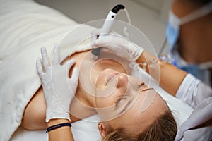 A cosmetologist performs hydropiling in a beauty salon. Skin care.