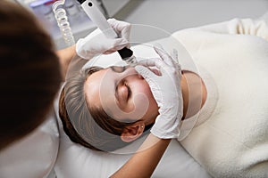 A cosmetologist performs hydropiling in a beauty salon. Skin care.