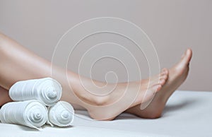 The cosmetologist wraps the leg of the customer. Anti-cellulite procedure