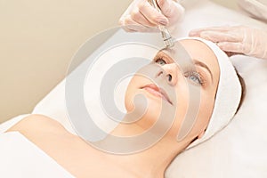 Kosmetologie léčba. mladý. kosmetický. dermatologie diamant kůže čistit 