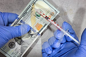 Stať z očkovanie výskum na nový z, prijímač v laboratórium rukavice držanie 100 dolár 