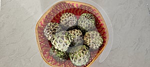 Costard apple testy fruits table