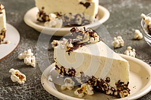 Cottage cheese cake with popcorn