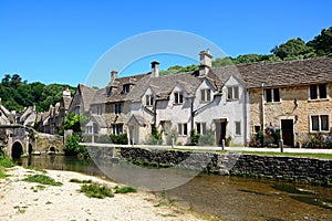 Cottages alongside the river, Castle Comble.