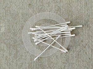 cotton bud to clean dirty ears