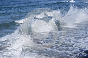 Countercurrent waves splash