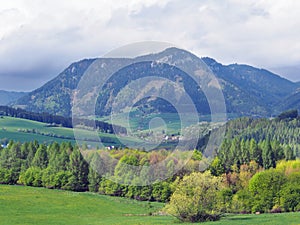 Krajina s vrchem Pravnac u Bobrovníku