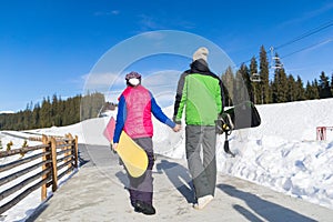 Coupe Ski Snowboard Resort Winter Snow Mountain Man And Woman Holiday