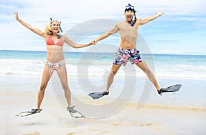 Couple on the beach is going to swim and snorkle on hawaii beach