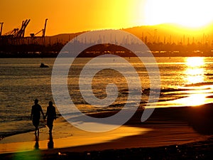 Auf der Strand auf der Sonnenuntergang 