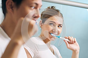 Čistí zuby muž a žena spoločne v kúpeľňa 
