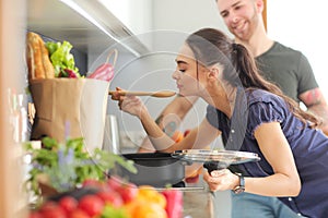 Cucinando comune loro la cucina sul 