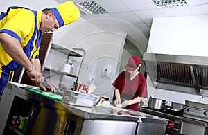 De cocineros en un restaurante La cocina 