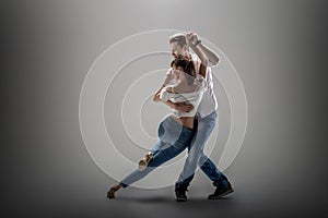 Couple dancing social danse